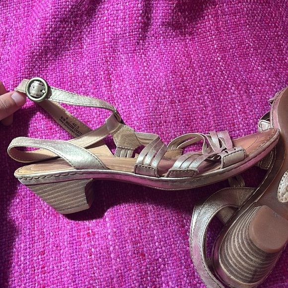 Born Crown gold sandals with a low stacked heel. Size 9. - Picture 5 of 6